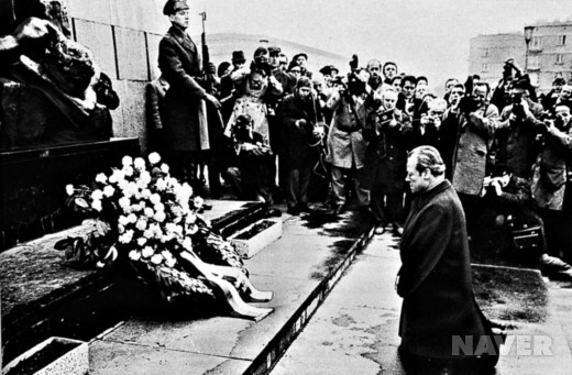 1970년 바르샤바의 유대인 게토 희생자 추모탑 앞에 무릎 꿇은 브란트 수상
