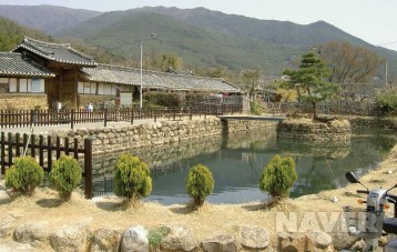 지리산 맑은 물이 모여 연지를 이루는 운조루