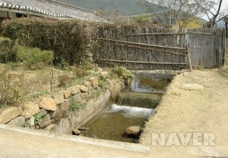 집 앞을 흐르는 지리산 계곡물과 싸리 담장의 아름다운 운치