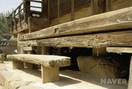 통나무로 만든 디딤과 툇마루 귀틀의 어울림