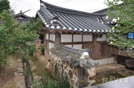 큰사랑채 뒤편의 책을 보관하던 책방과 쪽담의 만남