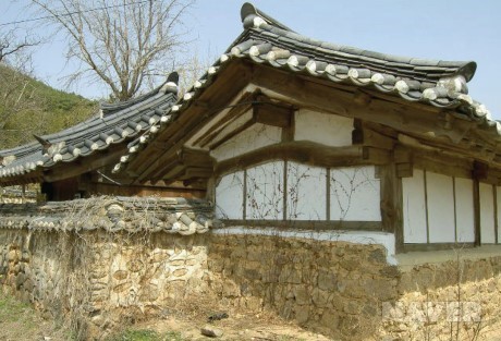 안쪽에 초빈이 있는 행랑채의 서편 모습