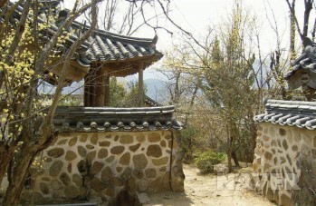 큰사랑채로 연결되는 담장의 동선