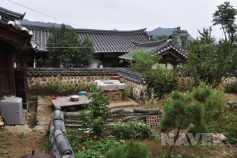 서로 공간을 맞물려 동선의 흐름을 이어가는 유기적 연결이 부드러운 운조루의 담장