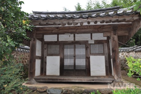 단 칸 크기의 툇마루를 든 운조루의 사당