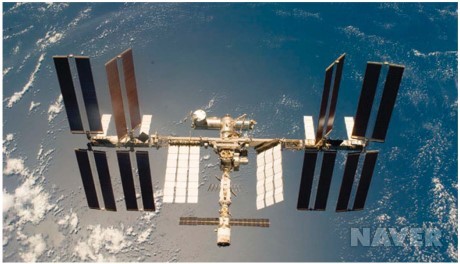 우주 왕복선 디스커버리(Discovery)에서 2009년 3월 25일 촬영한 국제우주정거장