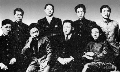 색동회 회원(1923 ?) (앞줄 왼쪽부터) 조재호 고한승 방정환 진장섭, (뒷줄 왼쪽부터) 정순철 정병기 윤극영 손진태