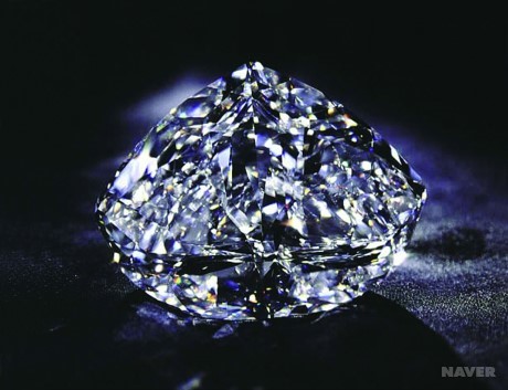 센터너리(Centernary)로 명명된 599캐럿의 원석으로부터 273.85캐럿의 274면으로 컷팅된 거의 완벽한 결정의 다이아몬드