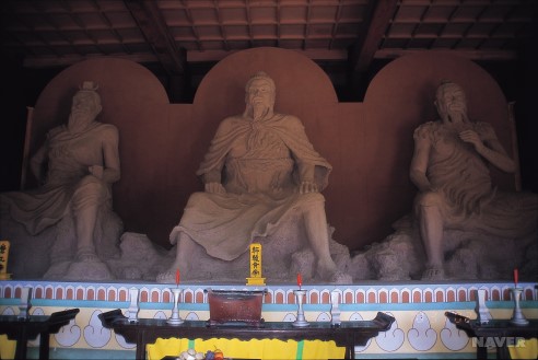 중화삼조당(허베이성 줘루현) 내의 중화 삼조상(오른쪽이 염제, 가운데 황제, 왼쪽 치우)