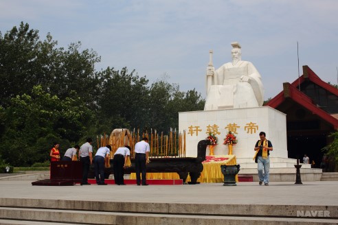 황제의 고향으로 알려진 하남성 신정시 황제사당 앞의 황제상