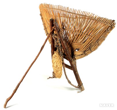 바소쿠리를 얹은 지게