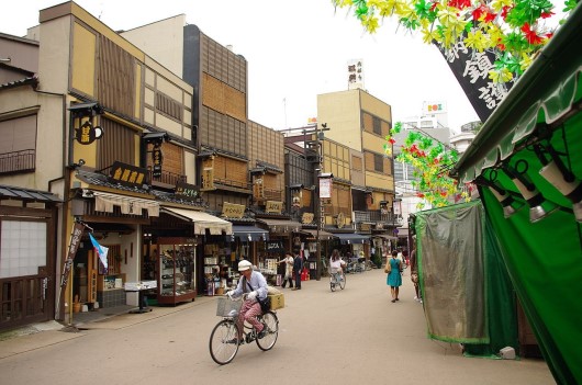 도쿄 아사쿠사의 작은 가게들이 있는 거리