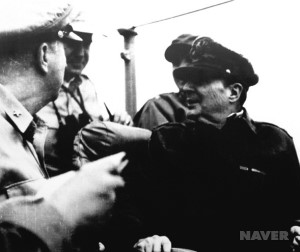 기함 마운트 맥킨리호에서 상륙작전을 지휘하고 있는 유엔군사령관 맥아더 장군(1950. 9.15)